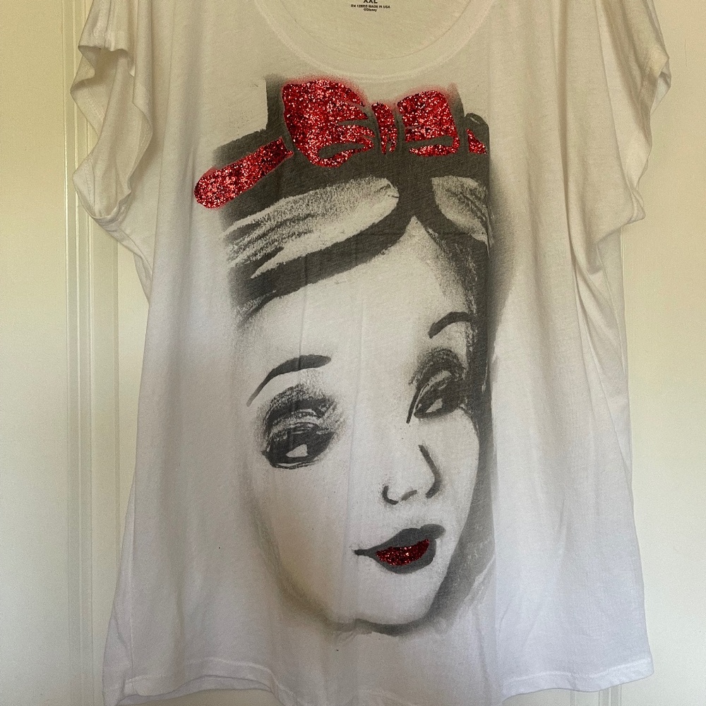 Disney Snow White shirt with red glitter- brand new